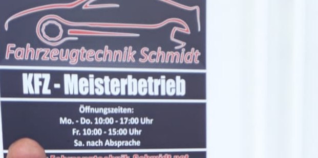 Das Werkstattschild mit Öffnungszeiten